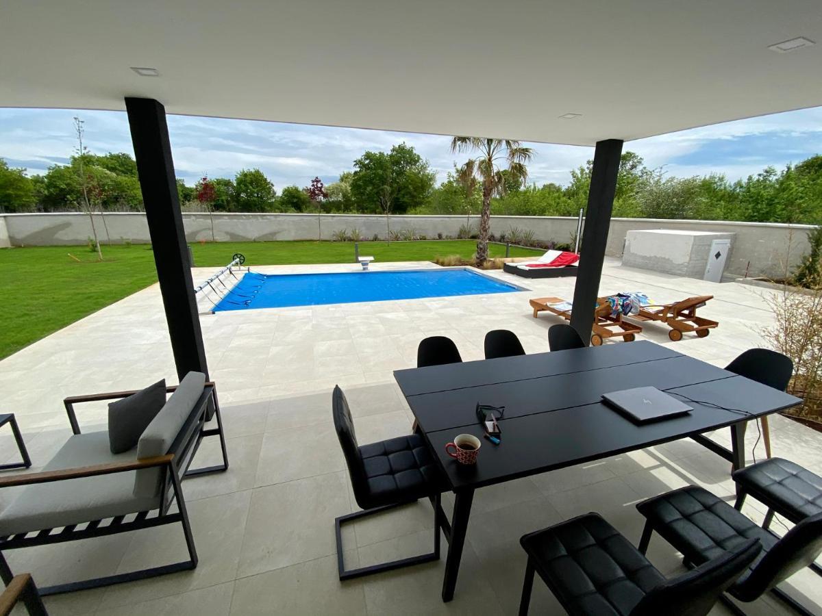 Villa Eni Medulin Sisan Heated Pool Exteriör bild