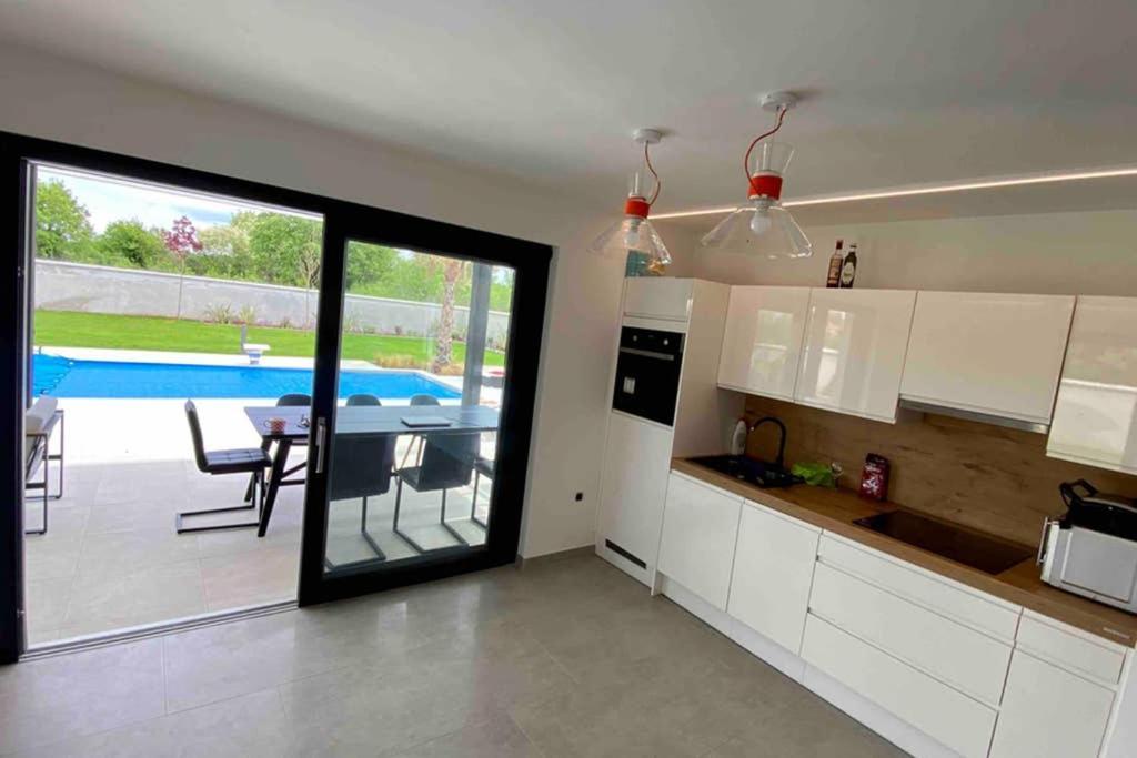 Villa Eni Medulin Sisan Heated Pool Exteriör bild
