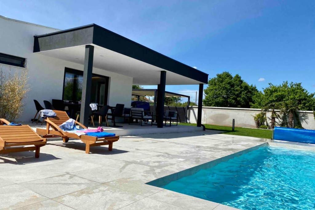 Villa Eni Medulin Sisan Heated Pool Exteriör bild