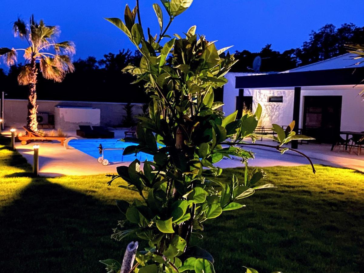 Villa Eni Medulin Sisan Heated Pool Exteriör bild
