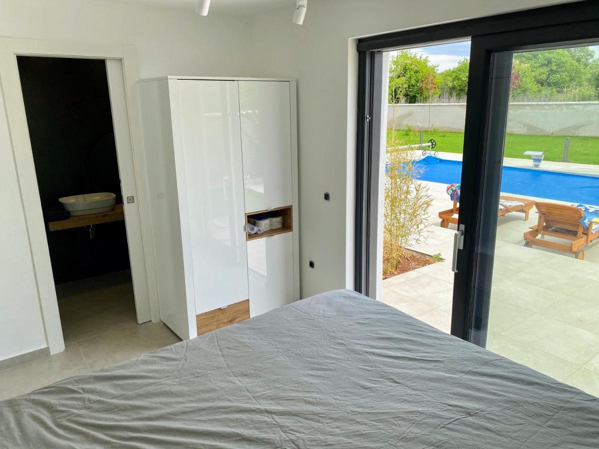 Villa Eni Medulin Sisan Heated Pool Exteriör bild