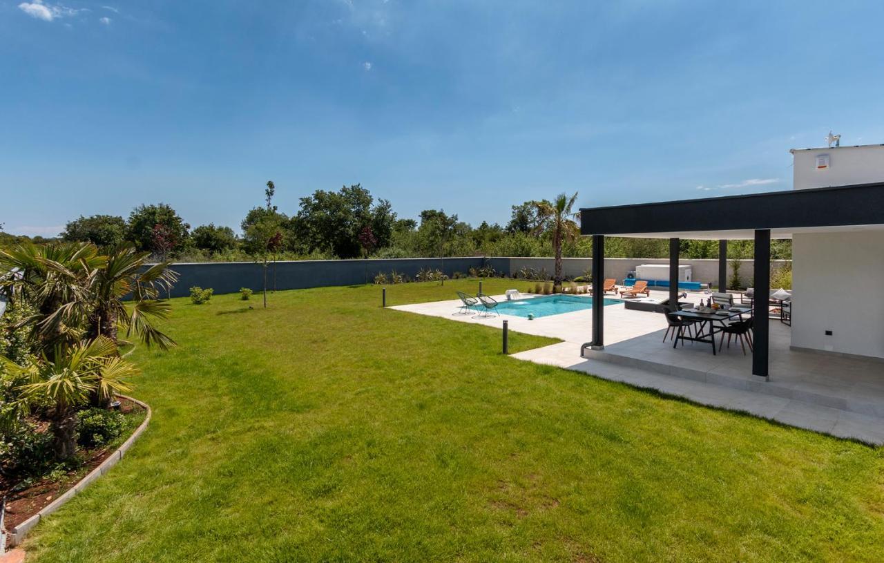 Villa Eni Medulin Sisan Heated Pool Exteriör bild